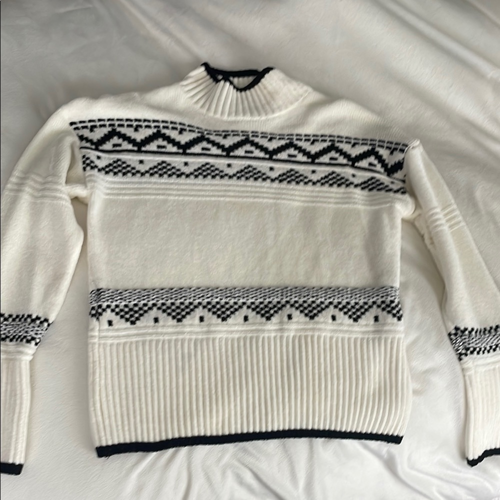 Women's White and Black Patterned Sweater
